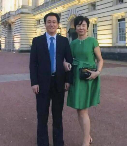 今年夏窗期间，有多家媒体报道称，有沙超豪门俱乐部向穆帅抛出了橄榄枝，但他决定继续留在罗马。